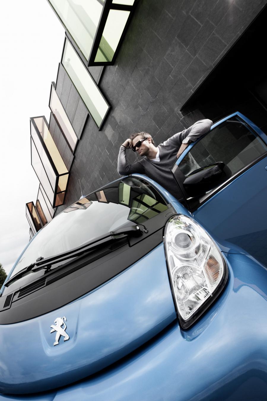  Peugeot iOn 2011 года  (фото 21 из 38)